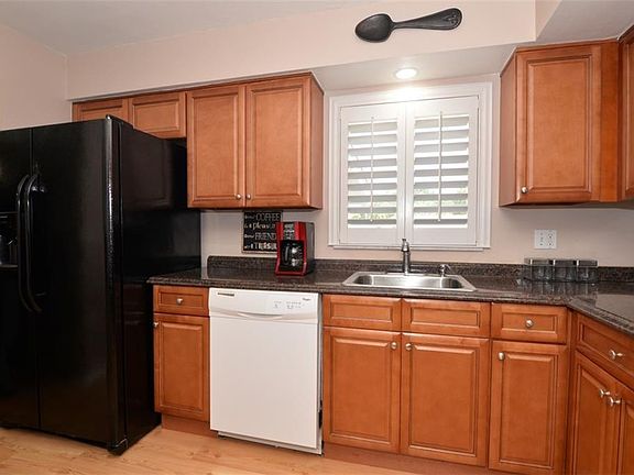 4th image of 525 Green Briar Blvd