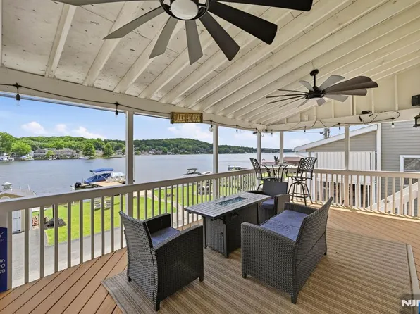 51 S Lakeside Ave, Lake Hopatcong, NJ 07849