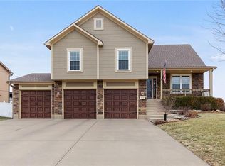 910 Trailway Dr, Raymore, MO 64083