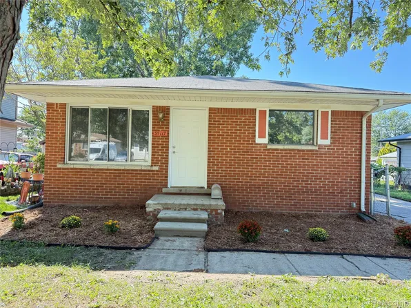 35117 Ellen St, Clinton Township, MI 48035