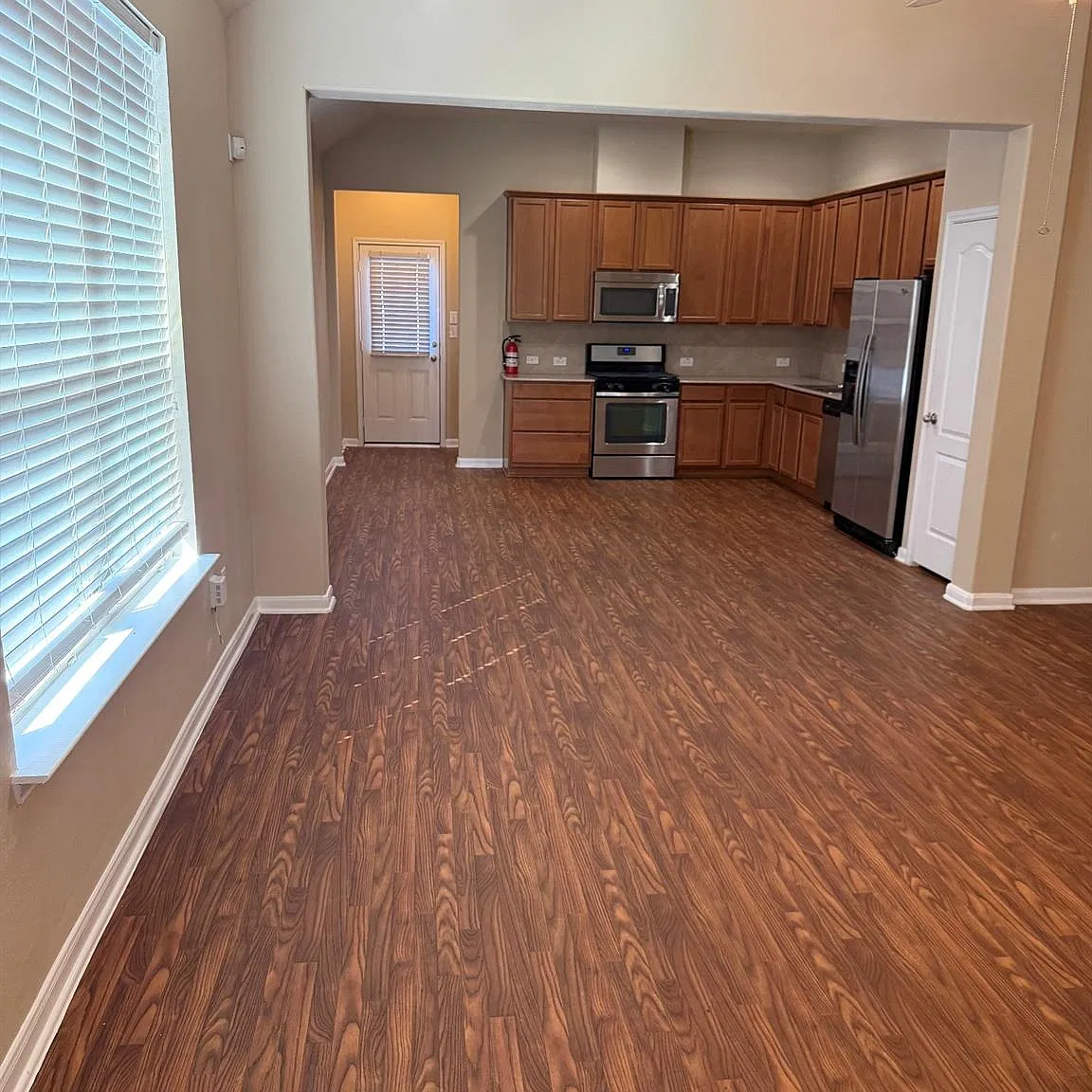 3 bed, 2.0 bath, 1383 sqft, $1,775 — Photo 2