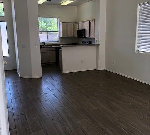 4th image of 410 S 89th Pl
