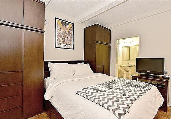 3rd image of 150 W 51st St APT 1603