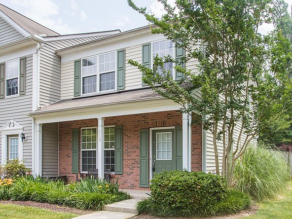 3rd image of 113 Sterling Oaks Ct