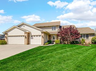 958 Willow Cir, Dekalb, IL 60115