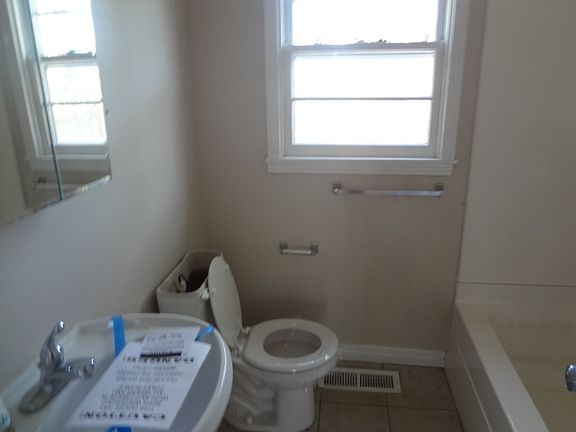 5th image of 915 E Republic Ave
