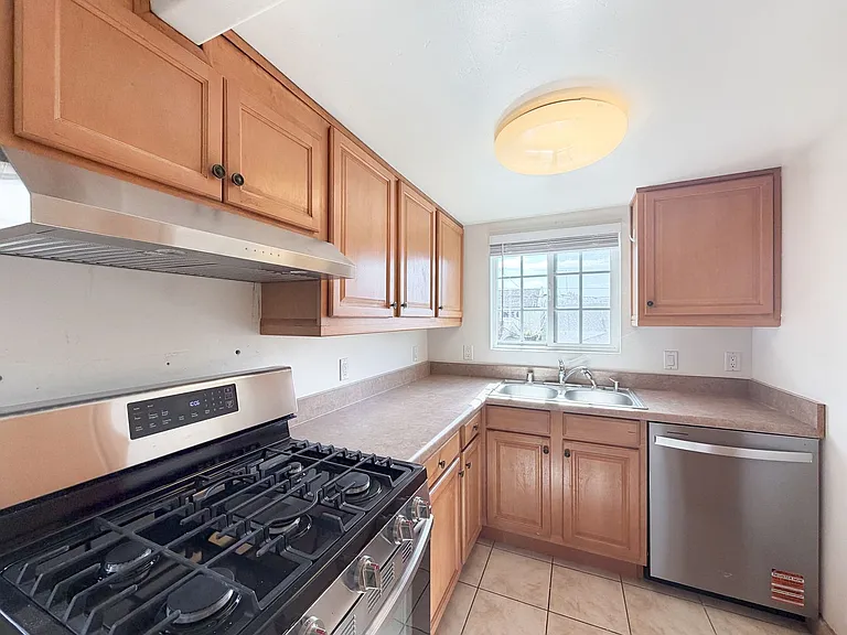 SD: Bright 2BD/2BA Unit in University Heights with A/C, In-Unit Laundry & 1 Reserved Parking — Photo 2