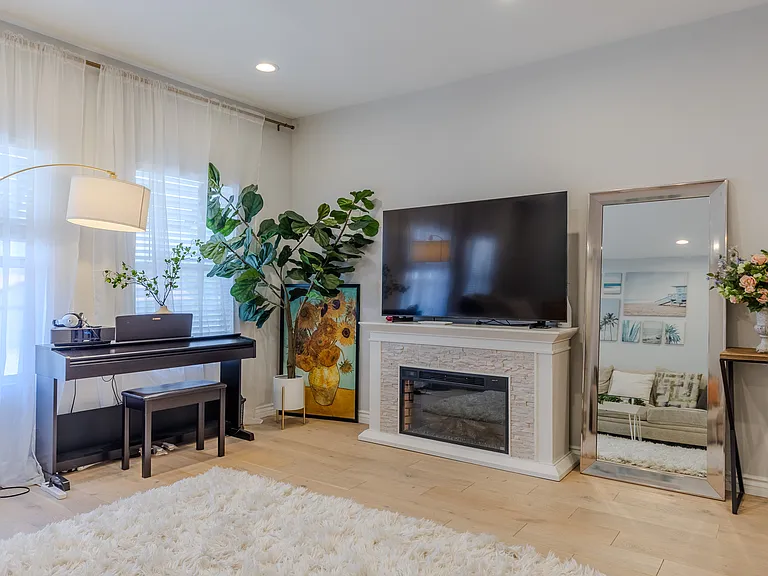 628 E Walnut St — Photo 10