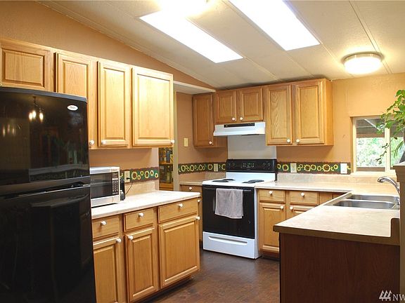 Got to love this large well lit kitchen! Lots of cabinets. 