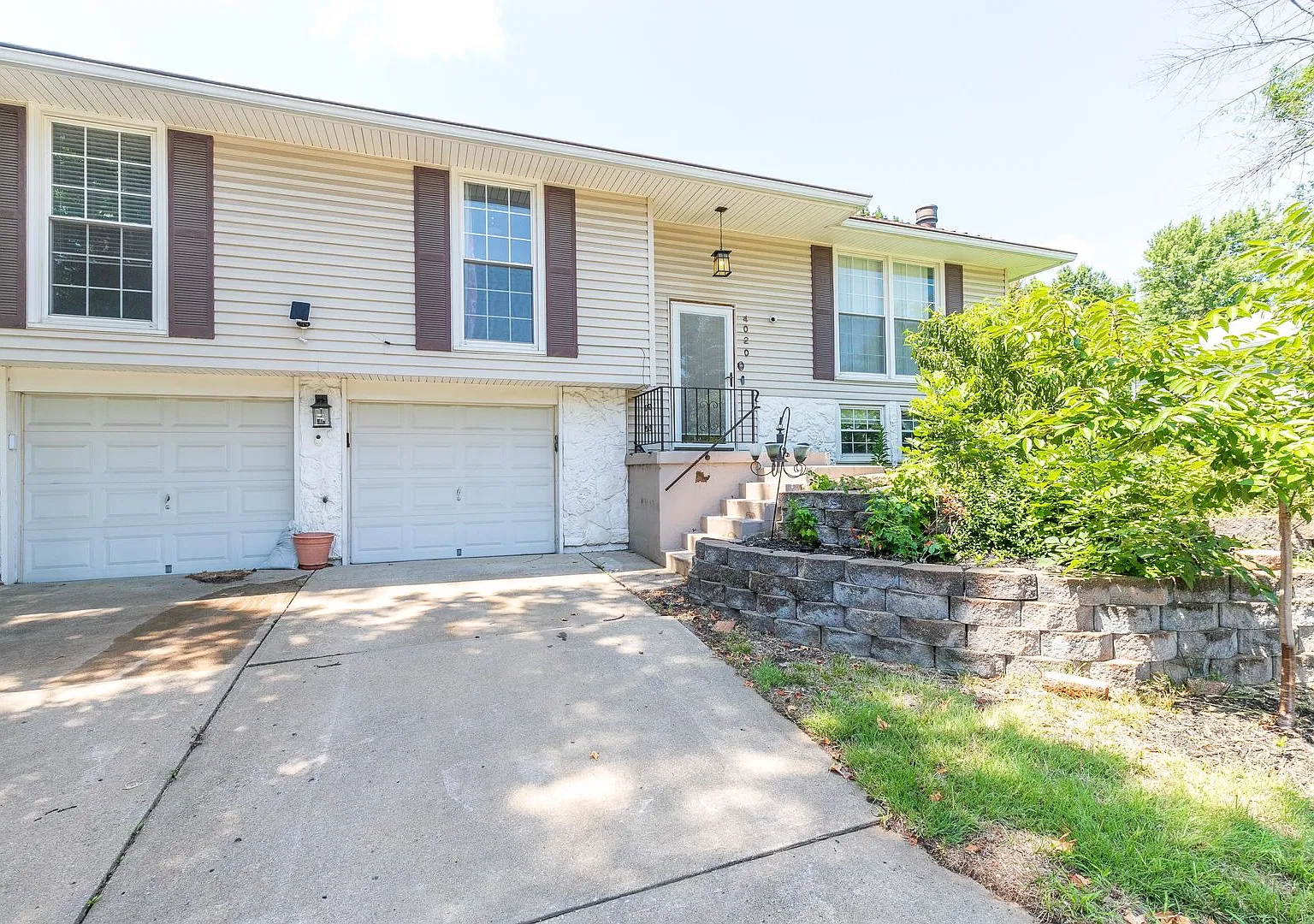 Corner lot close to shopping, easy highway access to 70 & 470 hwys Rent $2,000.00 | Required Fees... — Photo 1