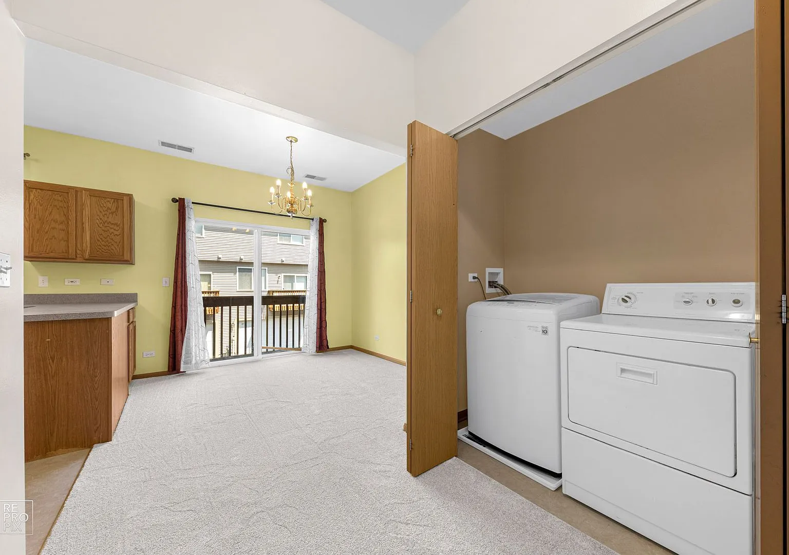 Grayslake Rental! 2 Bedroom 2.5 Bathroom Townhome! Cherry Creek Subdivision! — Photo 4