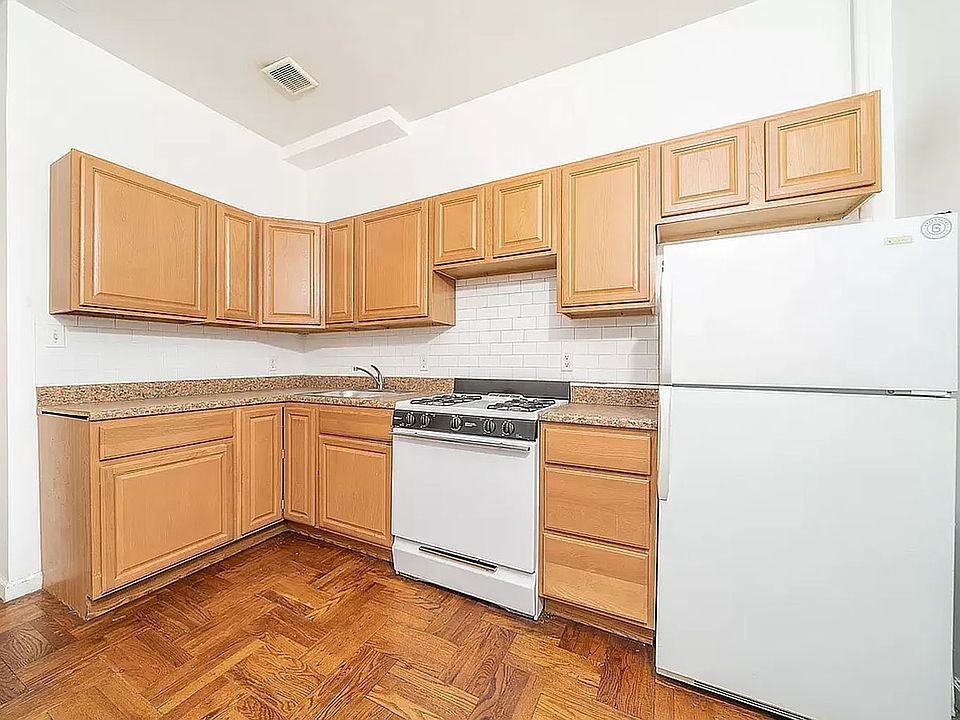 2nd image of 141 Nassau Ave #2B