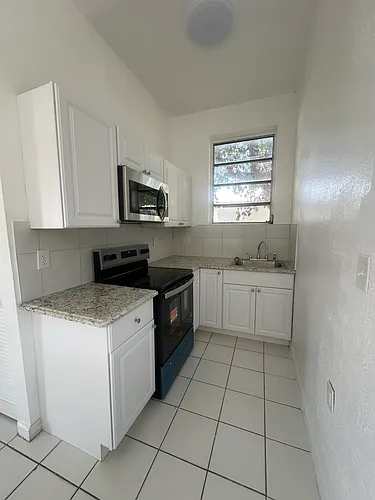 320 NE 1st Ct #R Photo 1