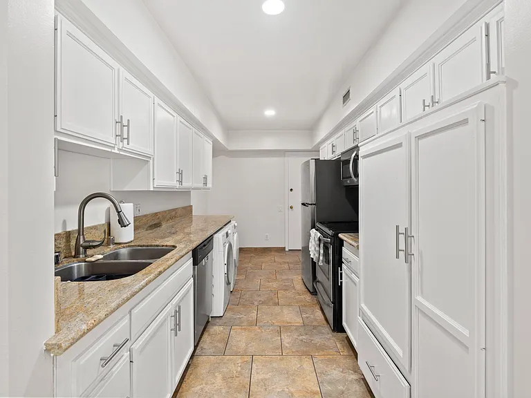 4915 Tyrone Ave #215 — Photo 12