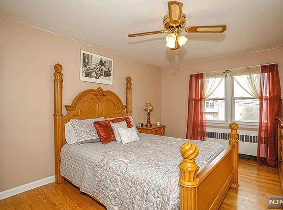 4th image of 733 New York Ave