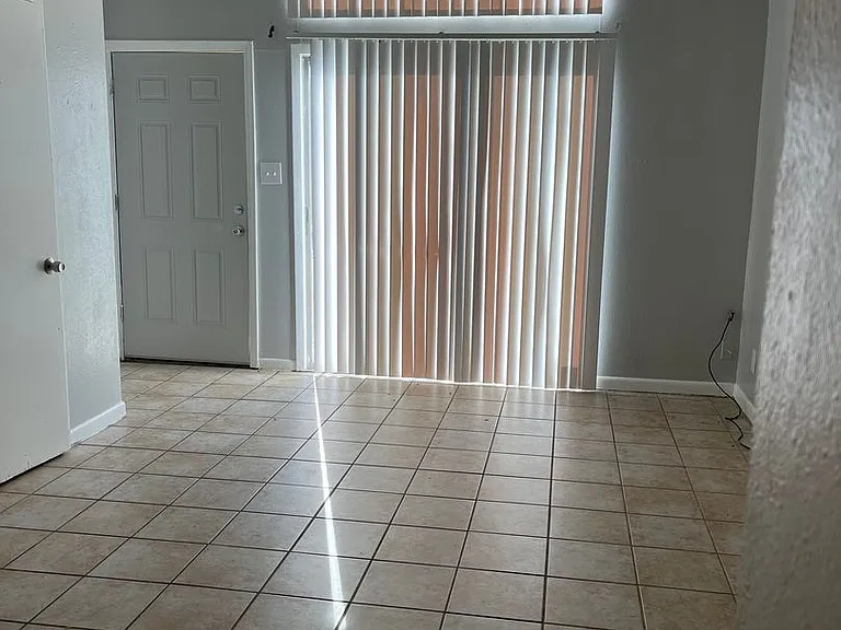 7720 E Kings Hwy — Photo 2