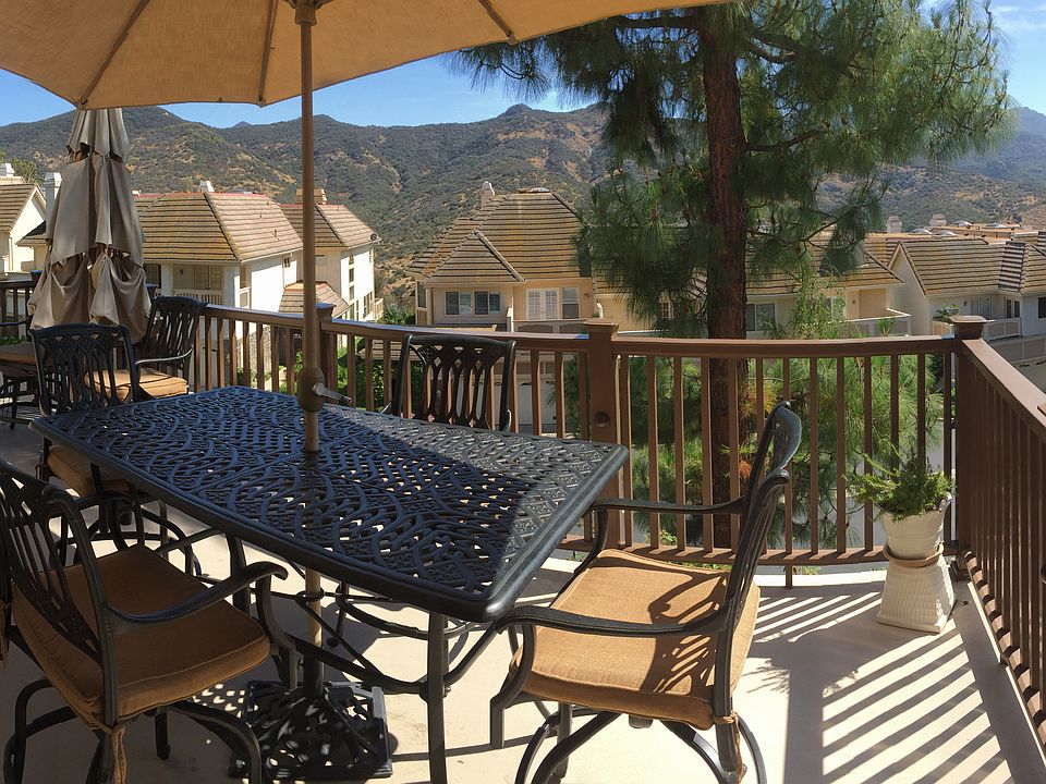 Entertaining patio w/gorgeous mountain views