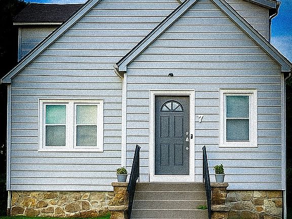 2nd image of 7 Willowbrook Pl #1