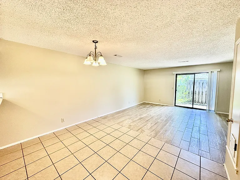 1320 W Linden St — Photo 3