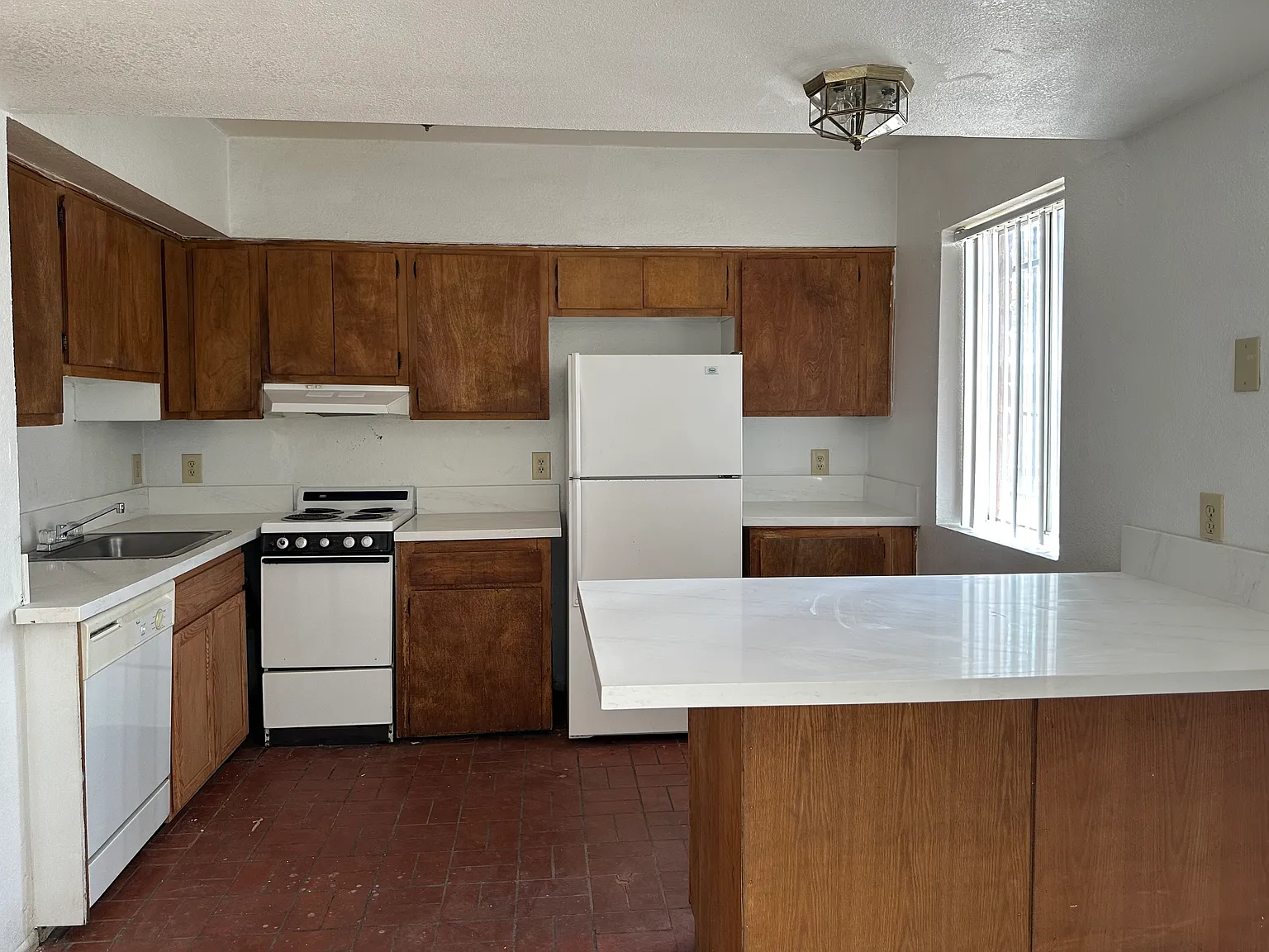 2 bed, 1.5 bath, 900 sqft, $1,195 — Photo 2