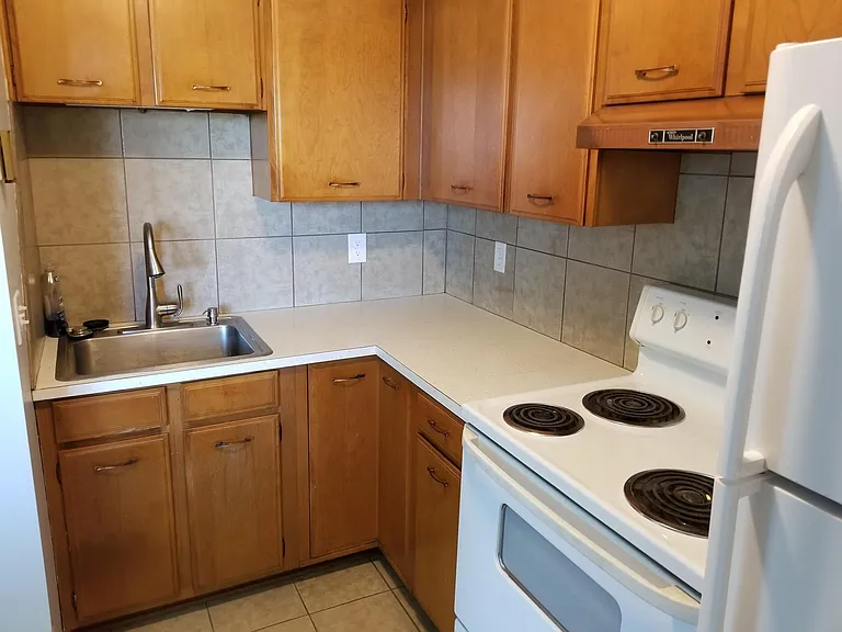 1427 Glenwood St — Photo 8