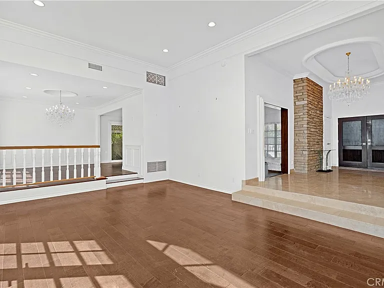 23900 Berdon St — Photo 10
