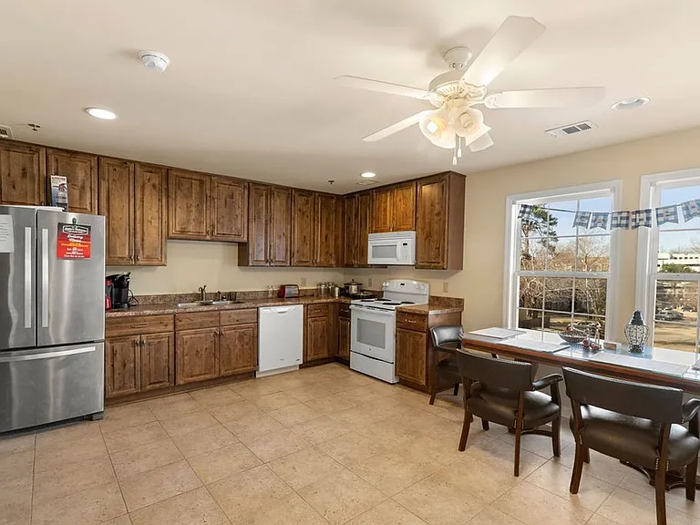 428 E Magnolia Ave — Photo 4