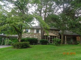 1900 Fawn Dr, Laverock, PA 19038