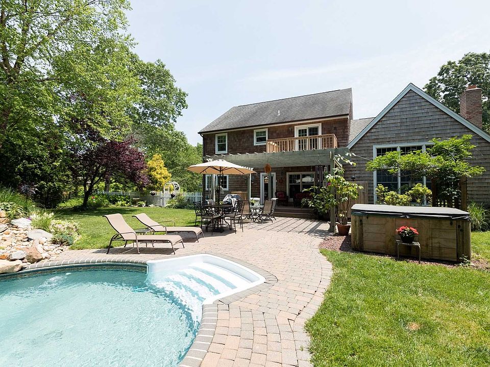 1st image of 6 Bay Woods Dr