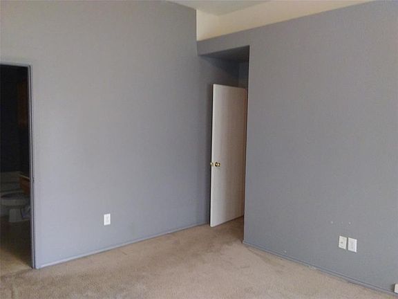 3rd image of 204 S Meadowbrooke Dr