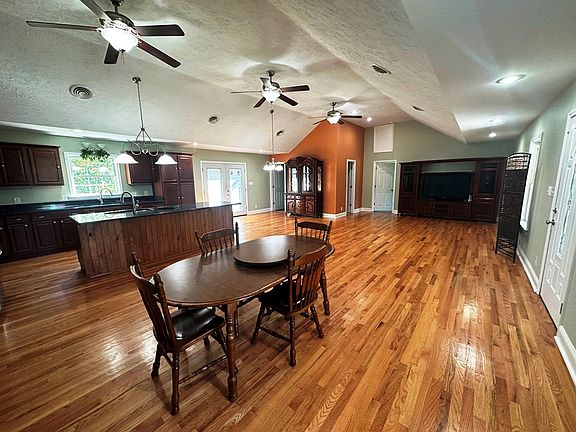 3rd image of 333 Old Oak Trl