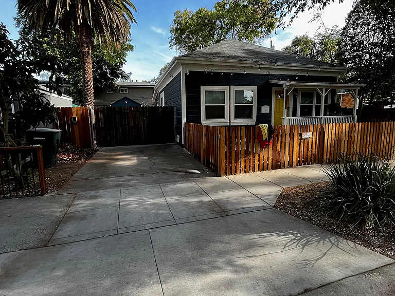 2321 32nd St — Photo 30