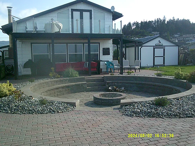 131 Beach Dr — Photo 1