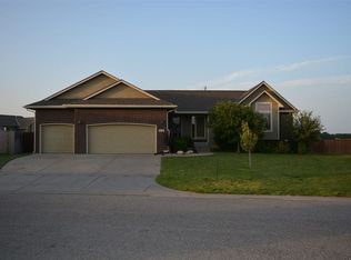 8876 N Saddlebrook Ct, Valley Center, KS 67147