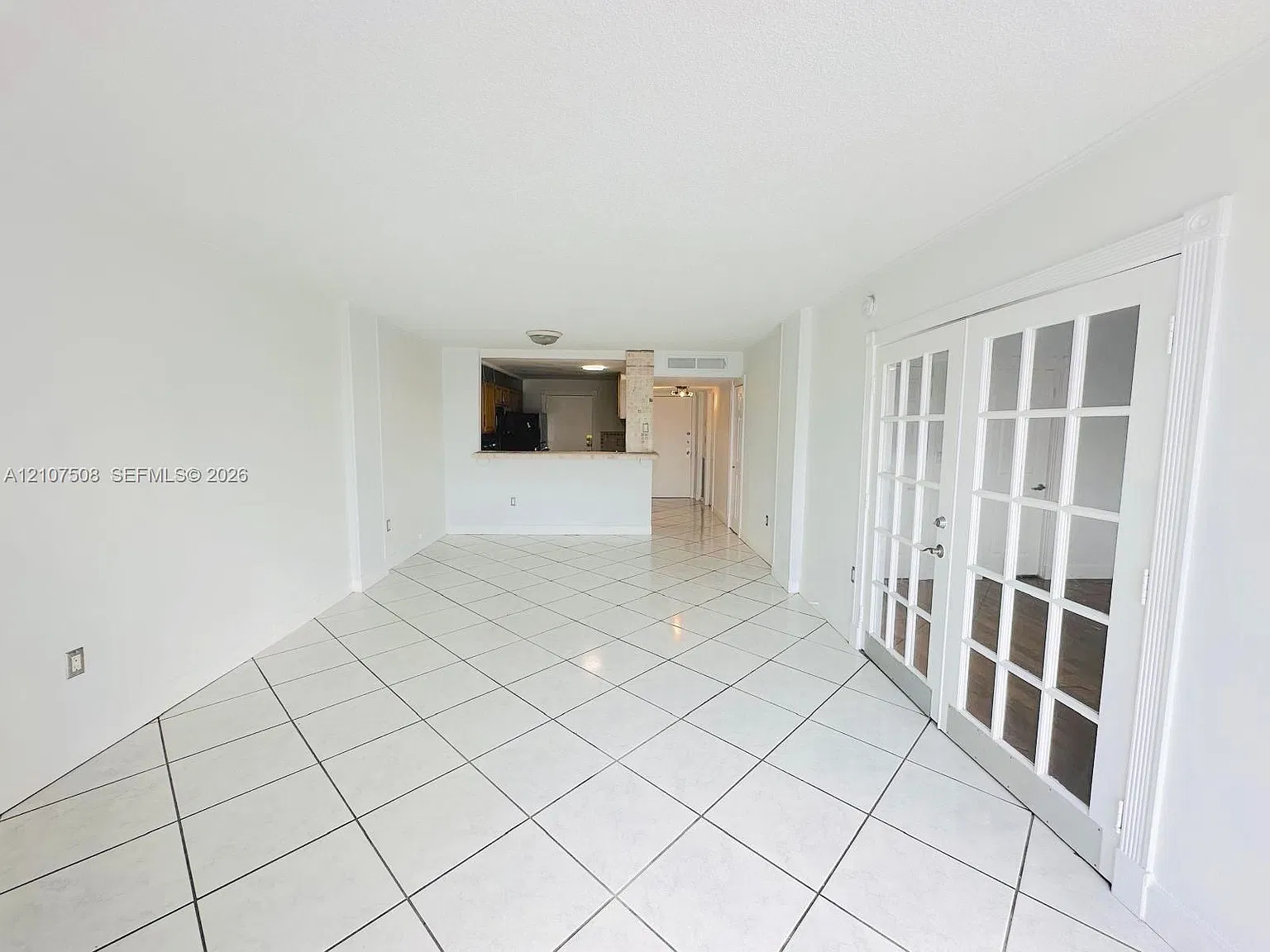 Admiral Towers Condo — Photo 2