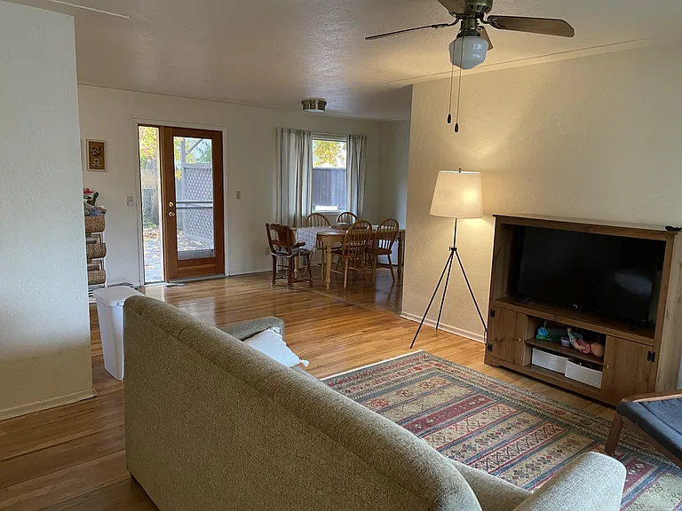 705 SE Bell Ave — Photo 2