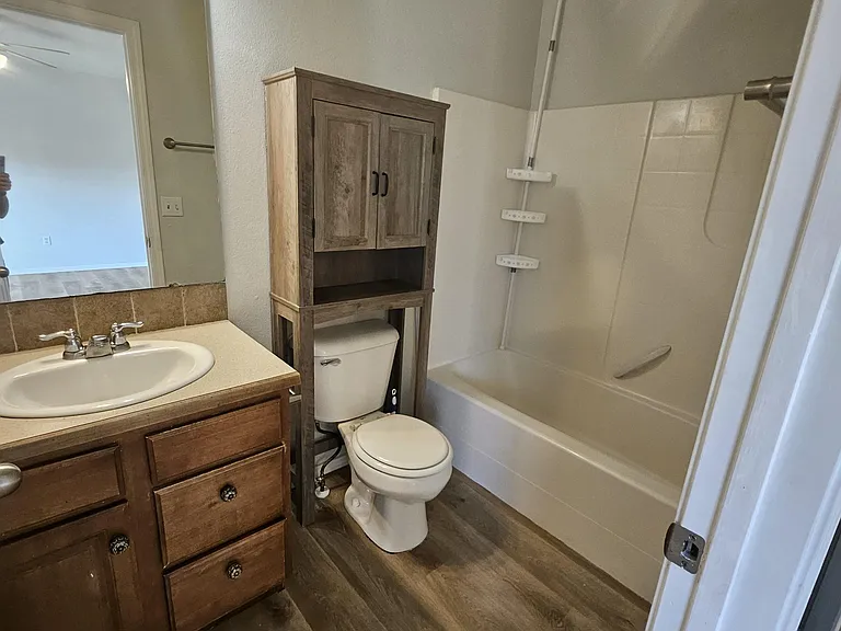 320 S Holly St — Photo 8