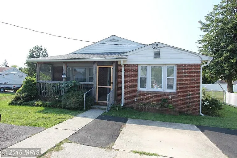 909 Hammonds Ln photo 1