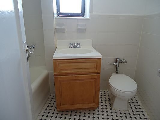 4th image of 32-16 Crescent St #2D
