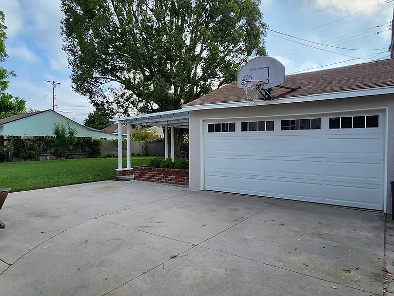 1310 Mayflower Ave — Photo 3