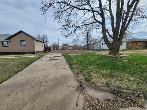 734 E Wisconsin St, Russell, KS 67665