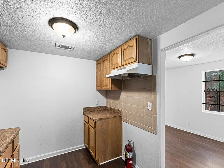 1424 W 9th St — Photo 22