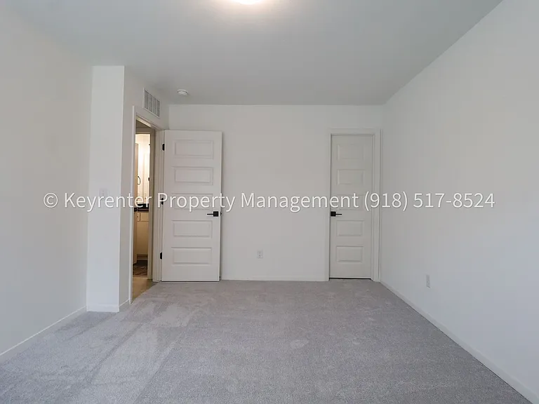 2908 S Redwood Ave — Photo 29