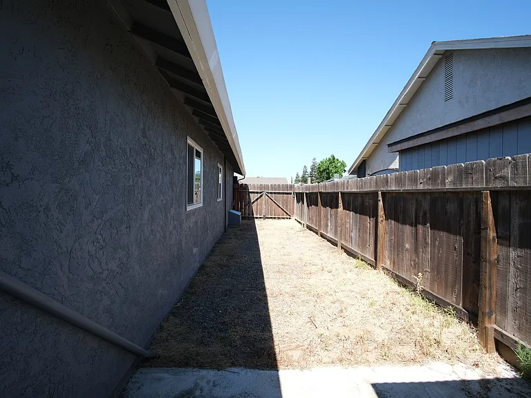 1058 Locust Ave — Photo 20