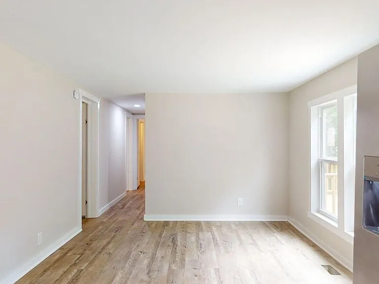 308 Queens Rd — Photo 9