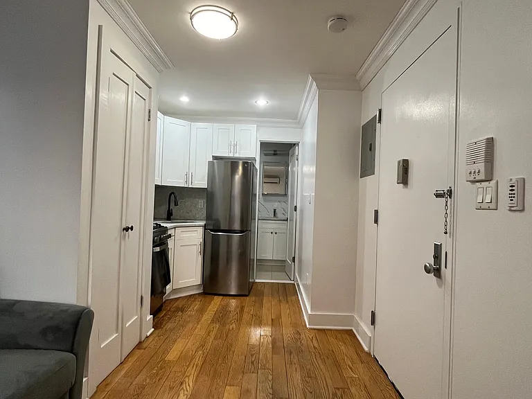 216 E 36th St #1R — Photo 5