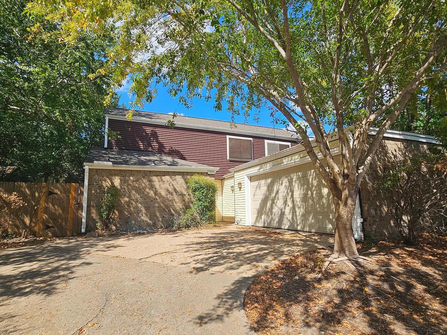 3 bed, 2.5 bath, 2001 sqft, $1,999 — Photo 1