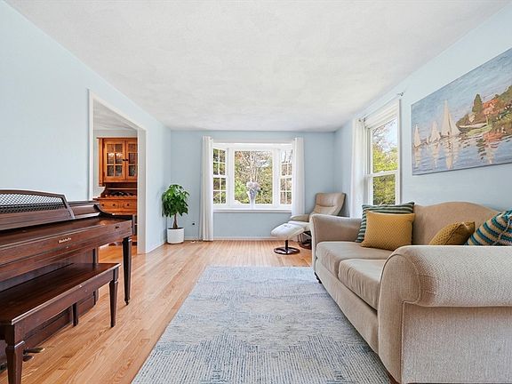 4th image of 8 Villanova Dr