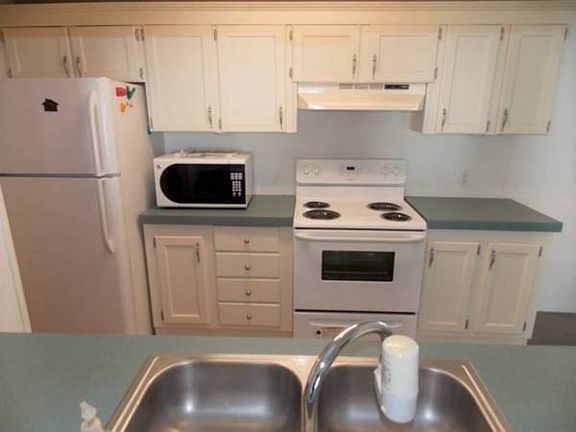 5th image of 810 Petunia Way