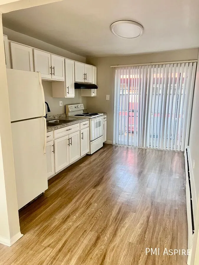 Move In Special! 2 Weeks Free Plus Lower Security Deposit! Spacious 2 Bed, 1 Bath First Floor Apt... — Photo 1